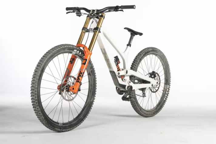 Das YT liegt auf einem Niveau mit unseren beiden Testbikes, kostet aber 3500 Euro weniger als das Pivot.