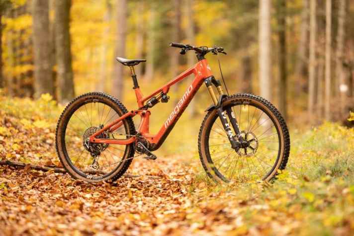 The Megamo Reason CRB 01 weighs 21.4 kg, which is a very impressive figure, but Megamo has to dig deep into its bag of tricks to achieve this: thin-walled tyres, a permanently installed battery and lightweight carbon parts from top to bottom.