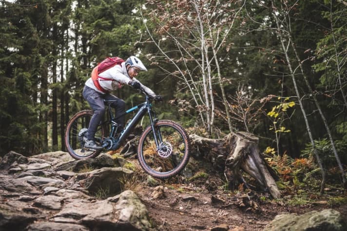 In anspruchsvollem Gelände bietet das schluckfreudige Fahrwerk des Cube viel Fahrsicherheit.