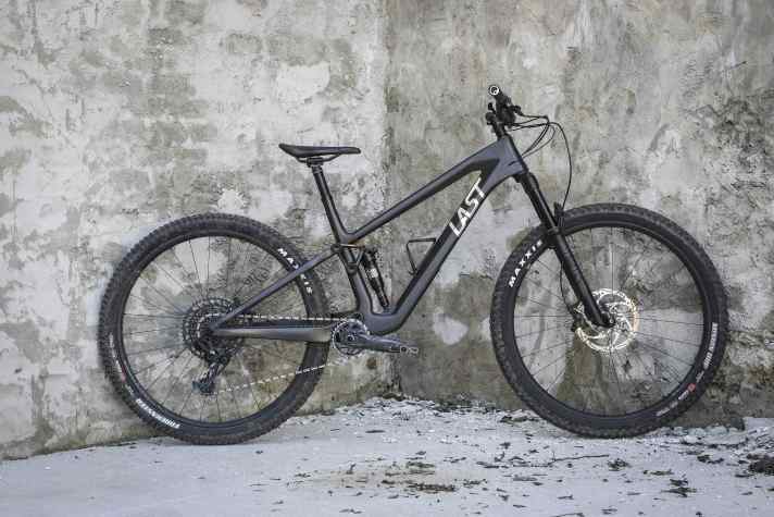 Last ist für leichte Rahmen und Komplettbikes bekannt. Das Trailbike Last Asco schafft es auch in der günstigsten Ausstattungsvariante in die Top-Ten.
