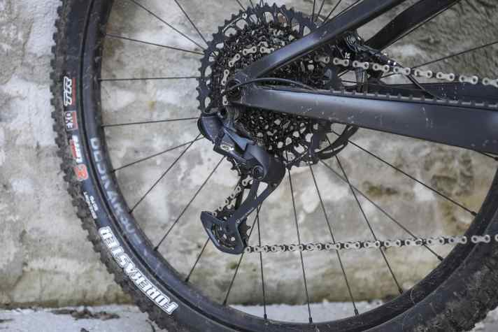 Inzwischen ein seltener Anblick: Die mechanische Sram GX Eagle Schaltung ohne Transmission-Standard spart Gewicht und Geld.