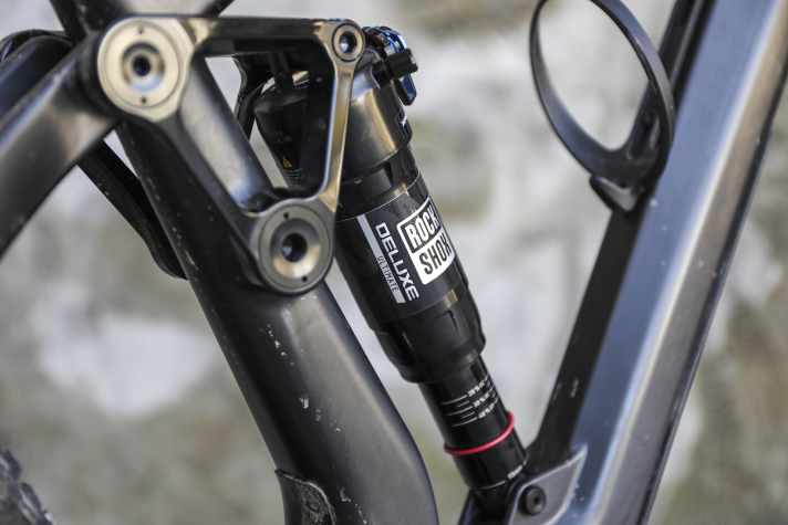 A Rockshoks Deluxe Ultimate shock works at the rear of the Last Asco. There is hardly a better ratio of performance to weight.