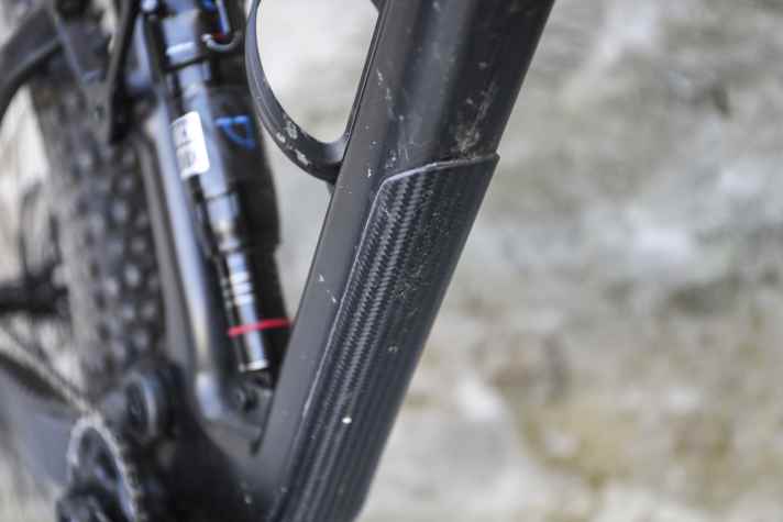 Carbon can load and partner manufacturer Bike Ahead: Even the down tube protector is made of carbon.