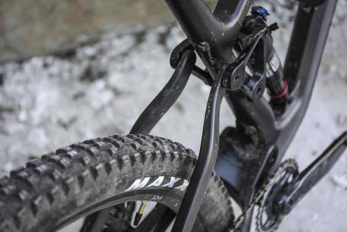 The carbon rear triangle of the Last Asco dispenses with additional bracing.