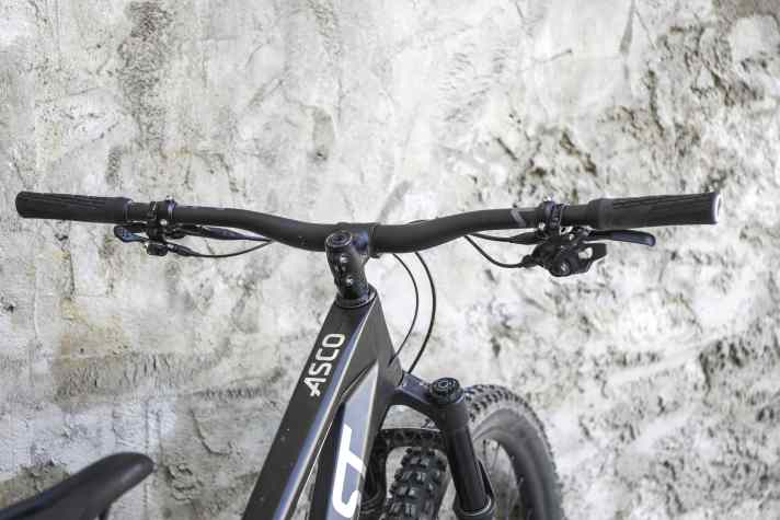 At 800 millimetres, the carbon handlebars from Newmen are extremely wide.