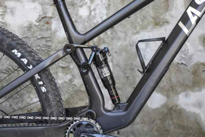 The rear triangle of the Last Asco offers 130 millimetres of travel. Less or more is possible by replacing the shock absorber.