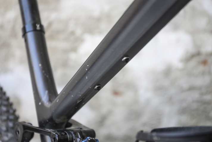 In the Featherlight layup, the Last Asco frame comes without a storage compartment, but with a tool mount under the top tube.