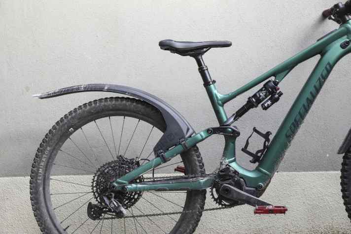 Viel hilft viel: Die Klett-Befestigungen sitzen bisher bombenfest, vorausgesetzt man “knallt” sie voll an, sonst wackelts aufm Trail.