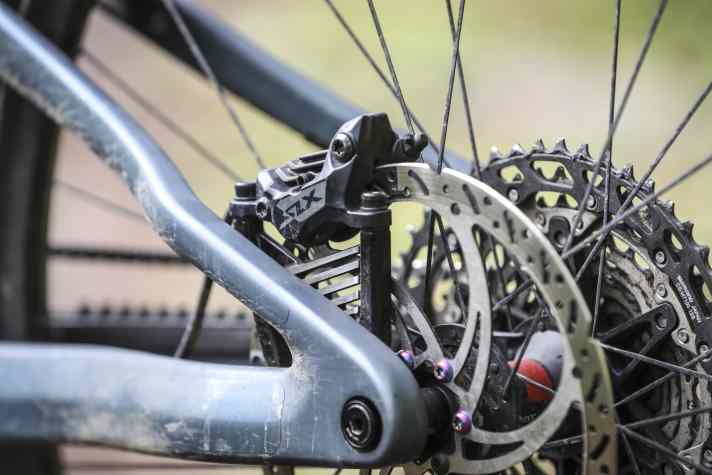 Die Shimano-SLX-Scheibenbremsen mit vier Kolben überzeugten mit hoher Bremskraft, fielen aber durch das Klappern der Bremsbeläge und das Wandern des Druckpunktes negativ auf.