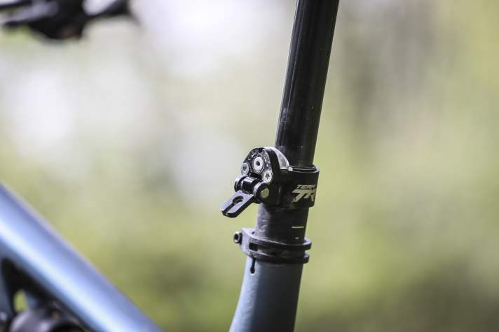 This mechanism allows the travel of the dropper post to be infinitely adjusted. In practice, however, the Merida One Forty is more like: "Set it and forget it."