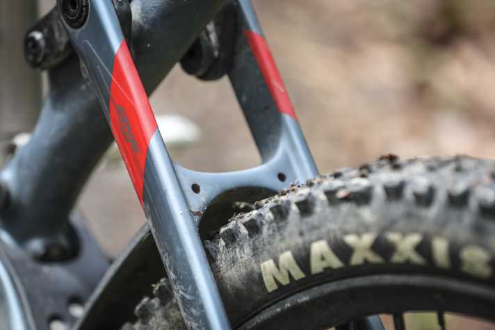 The One Forty is full of clever details. Thanks to these mounts, the mudguard of the Merida full-suspension bike can be extended if required.