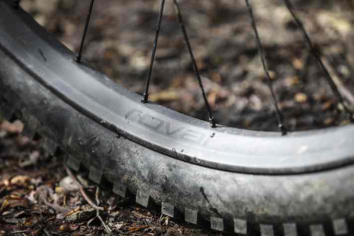 Wir gönnten dem Merida One Forty Carbon-Laufräder der Luxus-Klasse mit Tubeless-Setup. Der gut gemachte Rahmen rechtfertigt ein etwas höheres Tuning-Budget.