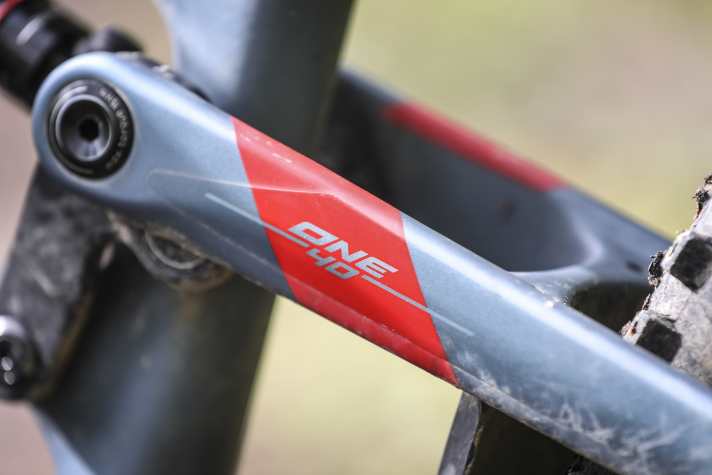 Exemplary: Merida protects the rear triangle of the all-mountain full-suspension bike ex works with an adhesive film.