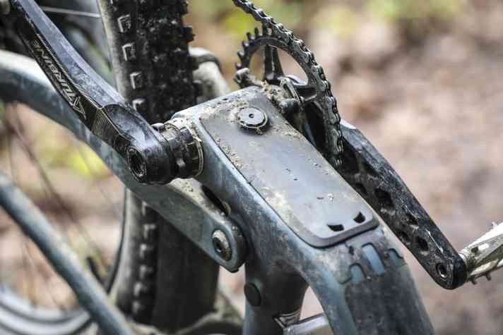 Das schmale Staufach des Merida One Forty lässt sich nur mittels eines Multitools öffnen. Gar nicht so einfach, sobald sich der Dreck festgebacken hat. Ab Werk steckt eine befüllte Werkzeugtasche im Unterrohr.