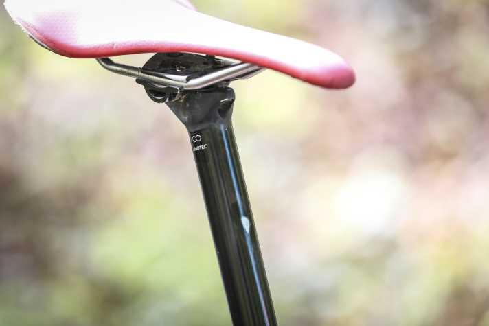 Apart from a little play and a chafed spot, the extra-long dropper post on the Merida One Forty 6000 performed excellently.