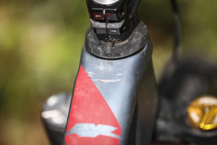 Zum Glück blieb der Kratzer oberflächlich und hatte keine strukturellen Auswirkungen auf den Carbonrahmen des Merida Fullys.