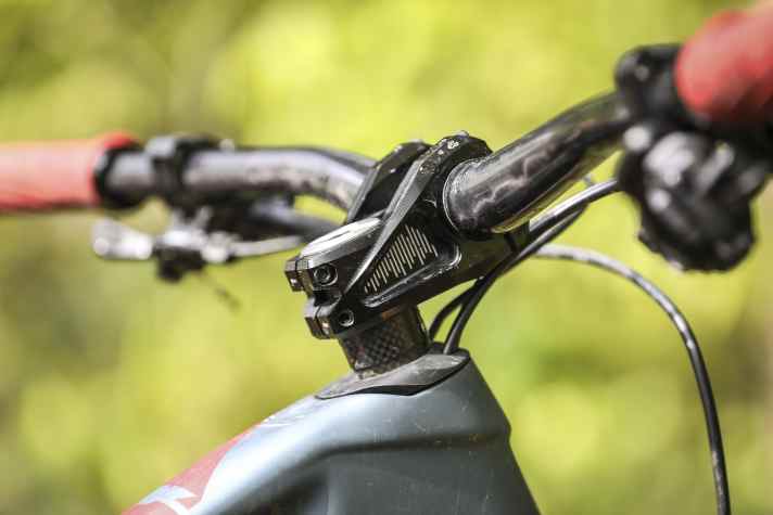 Mittels eines Riser-Vorbaus legten wir im Dauertest des Merida One Fortys das Cockpit höher.