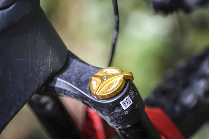 Die Marzocchi Bomber Z1 am Merida One Forty 6000 bietet nur wenige Einstelloptionen. Ohne Rasterung verdreht sich der Hebel der Druckstufe außerdem auch mal aus Versehen.