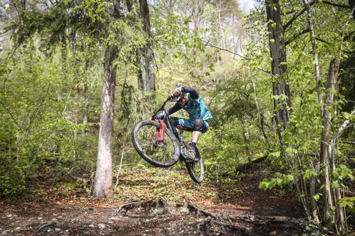 Merida has given the One Forty a wonderfully uncomplicated geometry. As you can see, the bike is great fun.