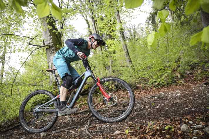 With a little diet, the Merida One Forty 6000 mutates into a climbing artist. The high weight of the carbon full-suspension bike ex works inhibits touring fun.