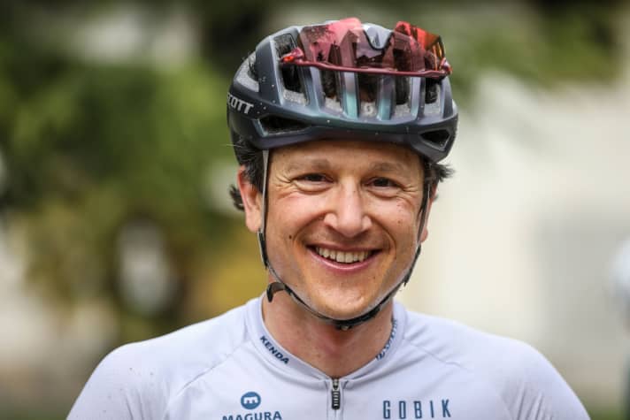 David Voll, Dipl.-Sportwissenschaftler und BIKE-Autor, streut sich Salz auf die Zunge, wenn er merkt, dass ein Krampf naht.