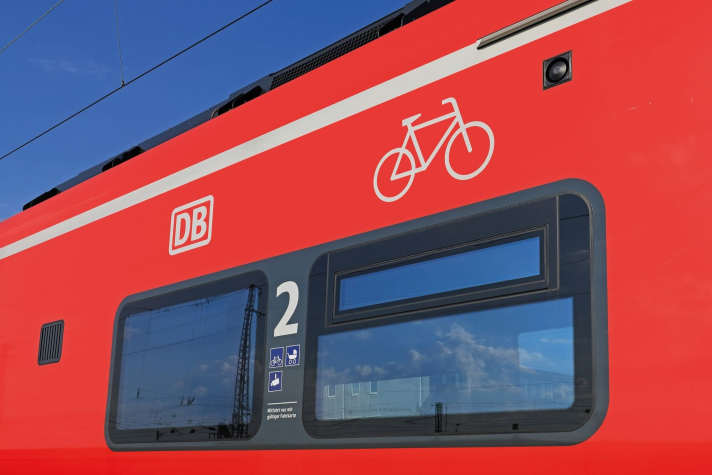 Der Fahrradtransport mit dem ICE der Deutschen Bahn ist durchaus komfortabel – aber die Stellplätze sind begrenzt. Also: frühzeitig buchen!