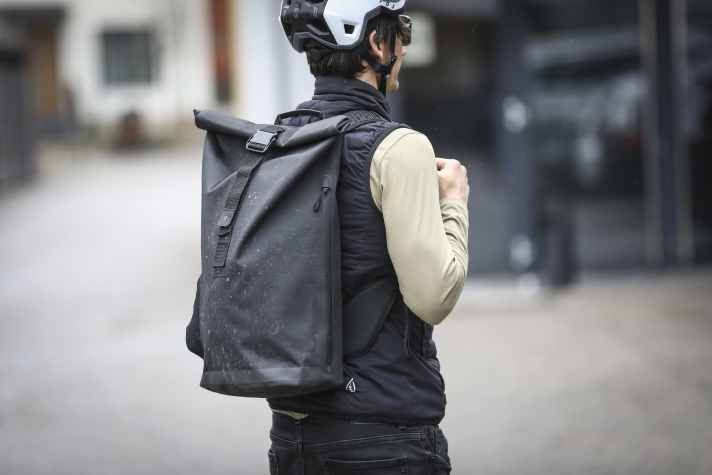 The Btwin Speed 900 is the surprise par excellence and is also reasonably priced. That's why my thumbs are pointing almost all the way up. And a grin to boot. The rucksack is a good choice.