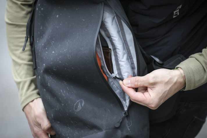 Clever: The clever solution is that the inner compartment can also be easily accessed from the outside. A real USP.