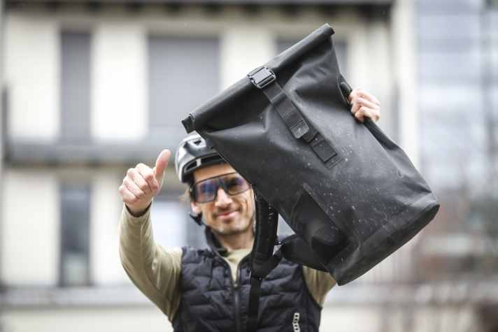 La Btwin Speed 900 est la surprise par excellence et, en plus, elle est bon marché. C'est pourquoi le pouce pointe presque vers le haut. Un sourire en plus. On peut conseiller ce sac à dos.