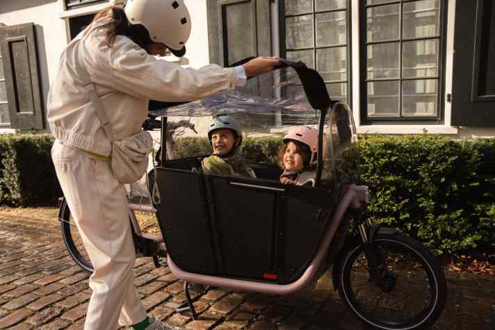 Das neue E-Lastenrad Long John F900E Family von Decathlon setzt auf Komfort. Egal, was man gerade transportiert...