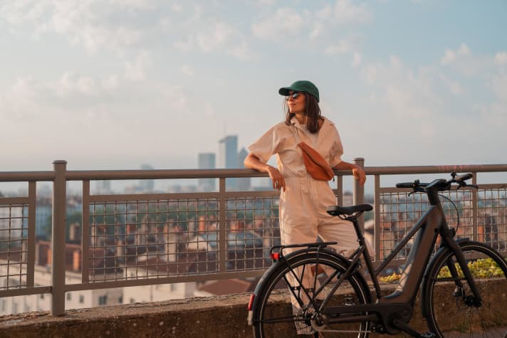 Mit Beleuchtung, Schutzblechen und Gepäckträger ist das Decathlon B’TWIN L920 E perfekt für den Alltagseinsatz ausgestattet