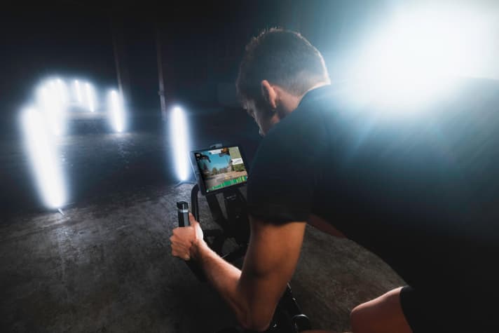 Différentes applications d'indoor cycling, comme Zwift, doivent permettre de prendre plus de plaisir à l'entraînement en salle.
