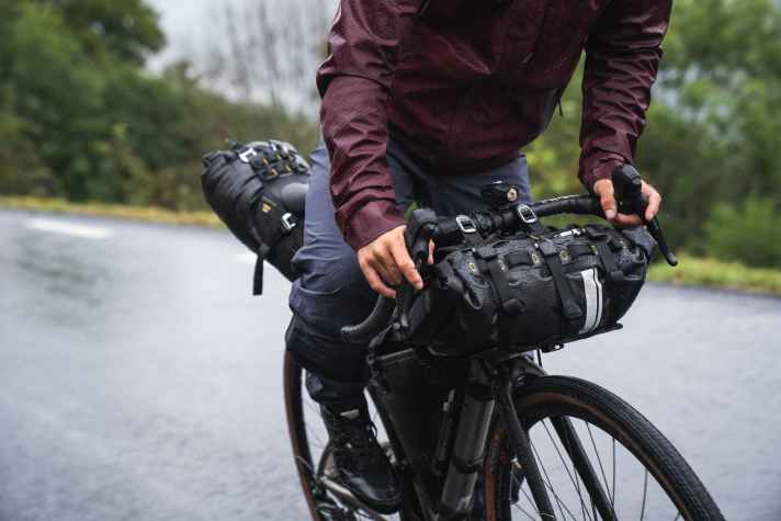 Passend zum Riverside Touring 920, aber auch vielen anderen Bikes, gibt es 2 Serien an Bikepacking-Taschen von Decathlon.