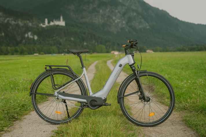 Ob König Ludwig eine solche E-Sänfte hätte nehmen wollen, statt eines Pferdes? Schloss Neuschwanstein im Hintergrund erreicht man auf jeden Fall mit dem Bike.