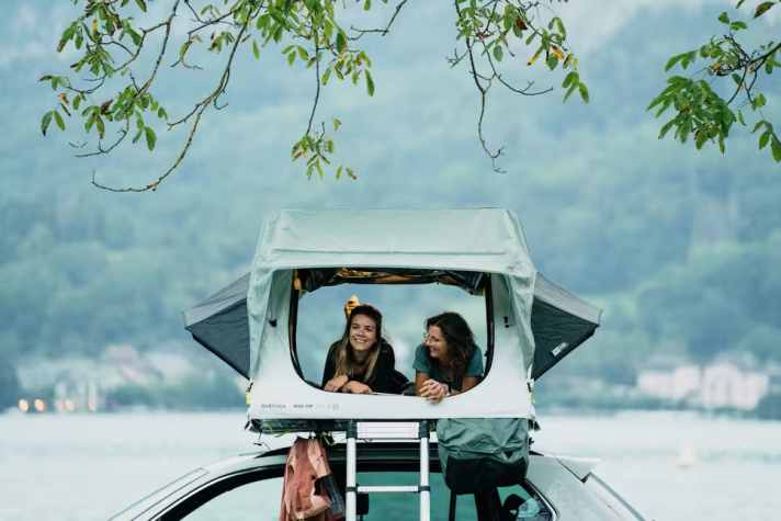 Une tente de toit sur la voiture et voilà le projet de vanlife le plus rapide.