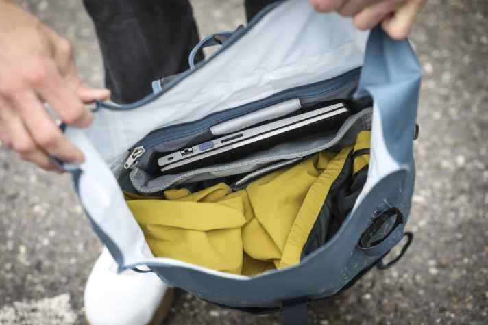 The light-coloured main compartment provides a good overview and contains a removable laptop compartment. However, we were a little disappointed with the number of pockets.