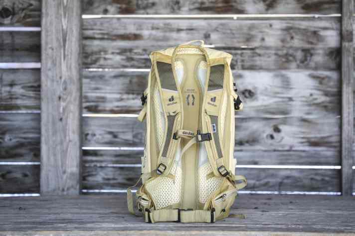 Luftige Materialien und die typischen Airstripes-Polster sorgen für hohen Tragekomfort und passable Belüftung für einen Rucksack mit Kontaktrücken.