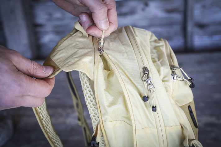 Bei Bedarf lässt sich der Stauraum um 3 Liter erweitern. Insgesamt bietet der Compact nach unserer Messung dann knapp 20 Liter Volumen.