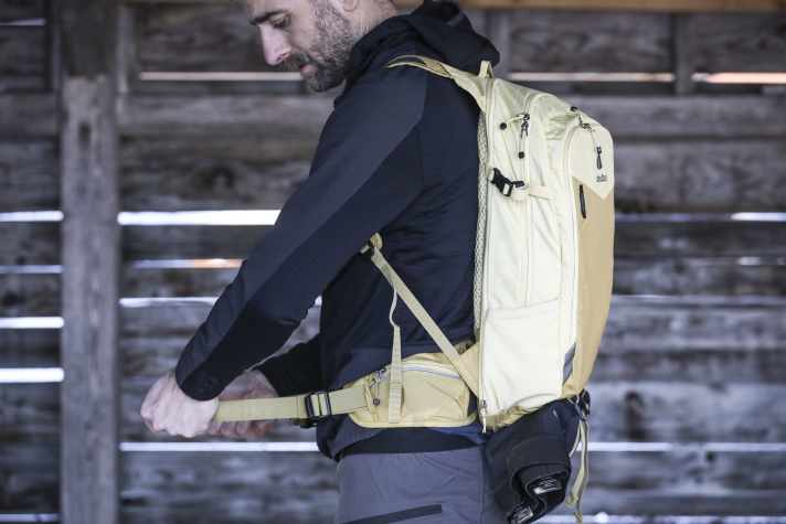 Large hip fins ensure a stable fit. Clever: the straps can be tightened by pulling them forwards.