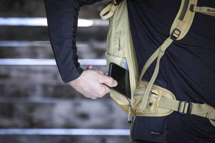 The smartphone is well protected in its own compartment. When using a hydration bladder, the mobile phone is difficult to stow away.