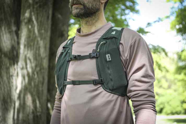 Die Träger bestehen aus leichtem Mesh und besitzen große Staufächer