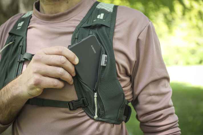 Selbst große Smartphones passen in die Staufächer an der Brust