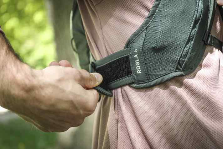 Über zwei Brustgurte und einen Klettverschluss an den Rippenbögen lässt sich der Rogla an den Körper anpassen