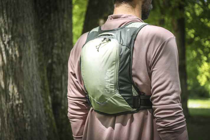 Der 5-Liter fassende Rogla sitzt flach und kompakt am Rücken