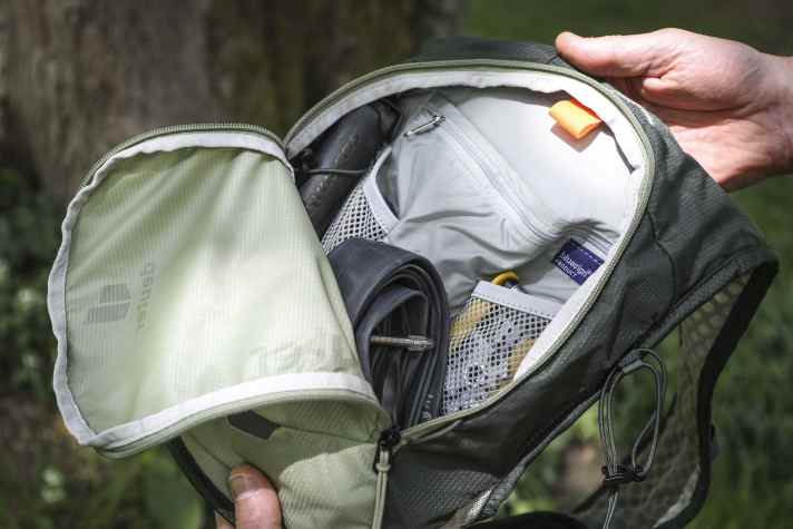 Das Hauptfach am Rücken ist gut sortiert und verfügt über zahlreiche Schubfächer