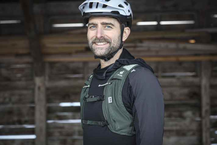 Den strammen Sitz der kleinen Rucksackwesten muss man mögen. Praktisch sind die kleinen Fächer an den Schulterträgern.