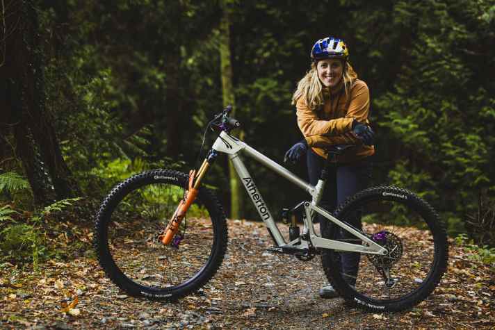 Rachel Atherton and the new S.150 in person. The five-time downhill world champion founded Atherton Bikes together with her two brothers Dan and Gee in 2019.