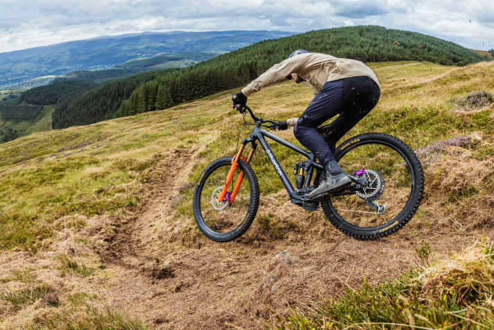 150 mm at the rear, 160 mm at the front - the A.150M has exactly as much travel as you really need.