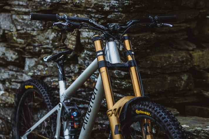 Der schicke Alu-Rahmen hat das Atherton-Logo auf dem Steuerrohr und macht einen sehr edlen Eindruck.