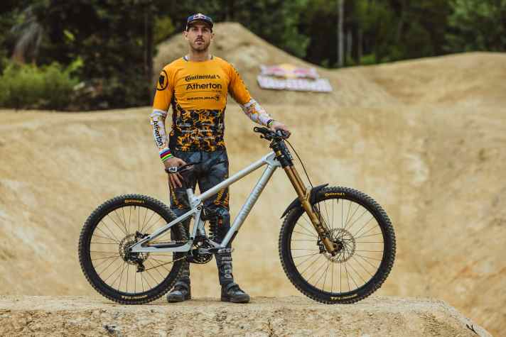Racer und Firmengründer Gee Atherton hat das S.200 schon auf dem knallharten Kurs des Extrem-Rennens Redbull Hardline in Tasmanien getestet.